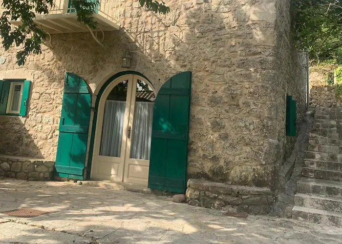 Dom wakacyjny Traditional Stone House *