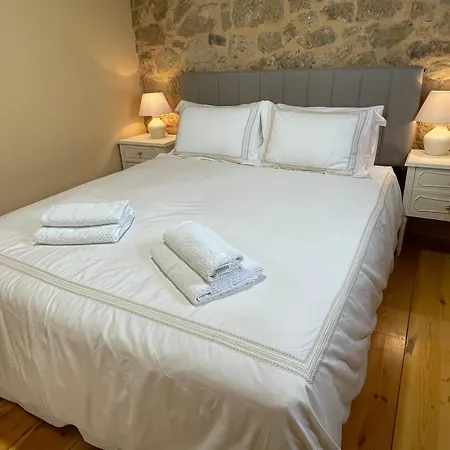 Nyaraló Traditional Stone House *