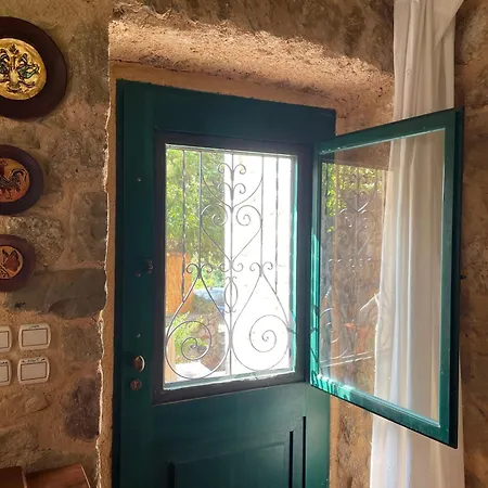 Nyaraló Traditional Stone House *