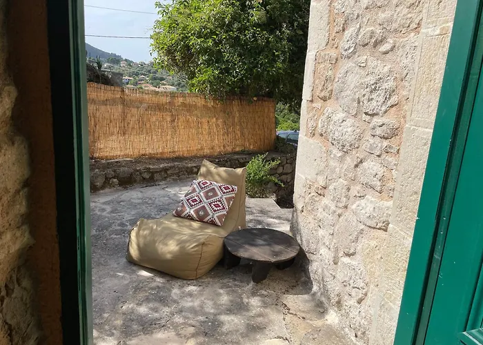 Traditional Stone House 度假居